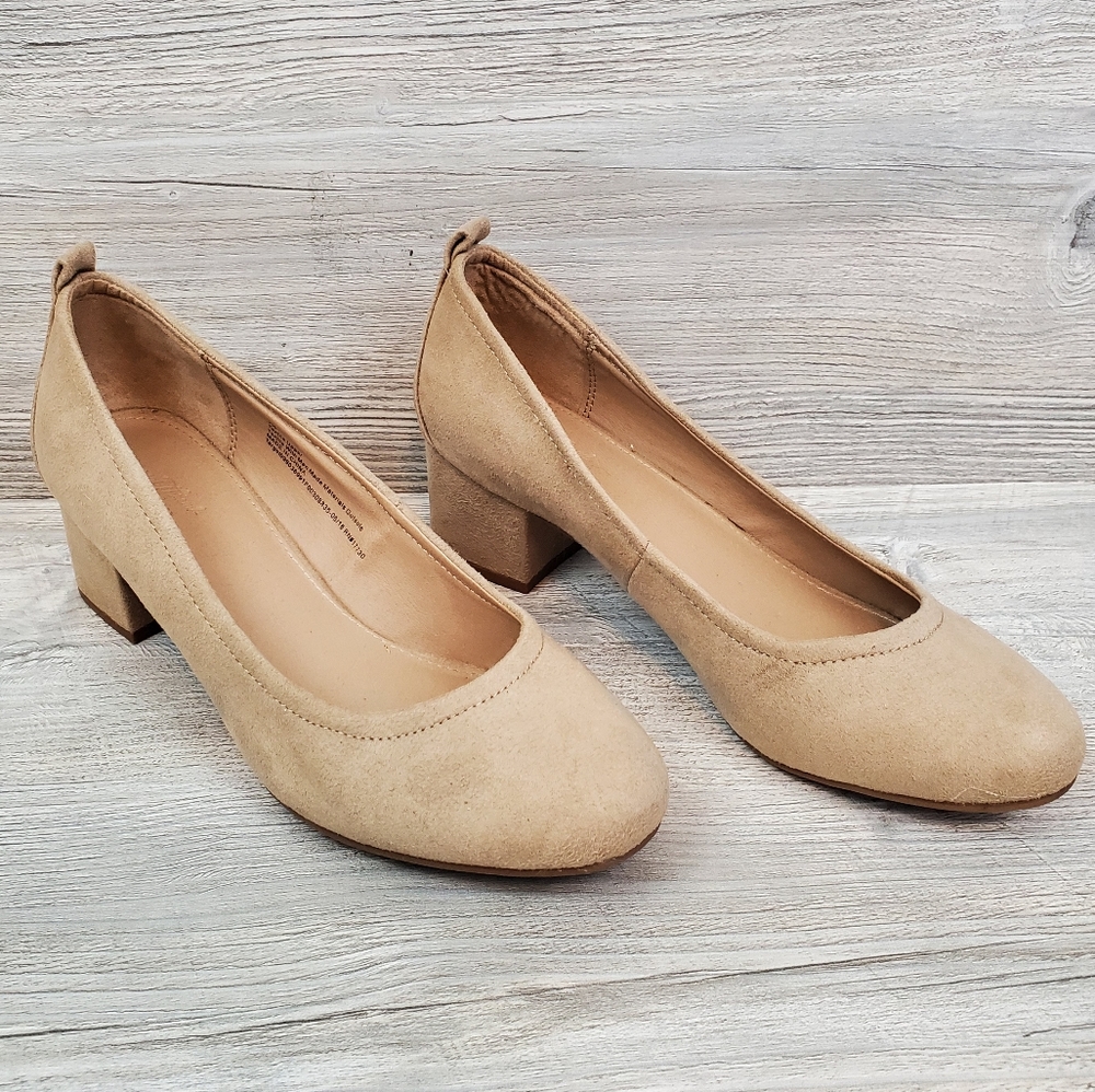 Universal Thread khaki faux suede block heel 7.5